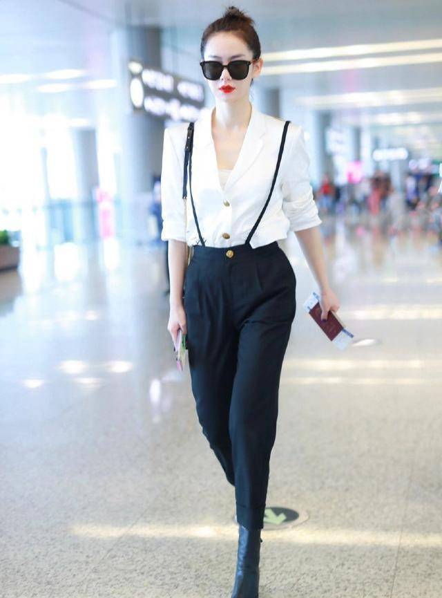 调配|戚薇穿背带裤都这么飒，背带只挂一边，却穿得精致又潇洒