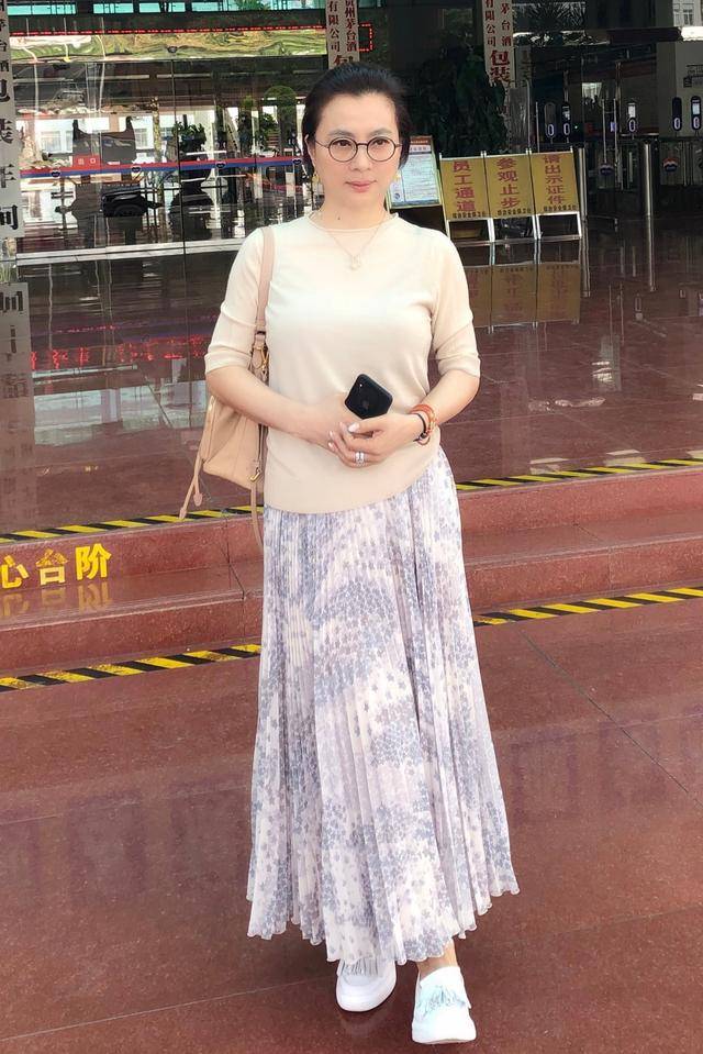 李玲玉穿的年轻脸衰老,但有皱纹也漂亮
