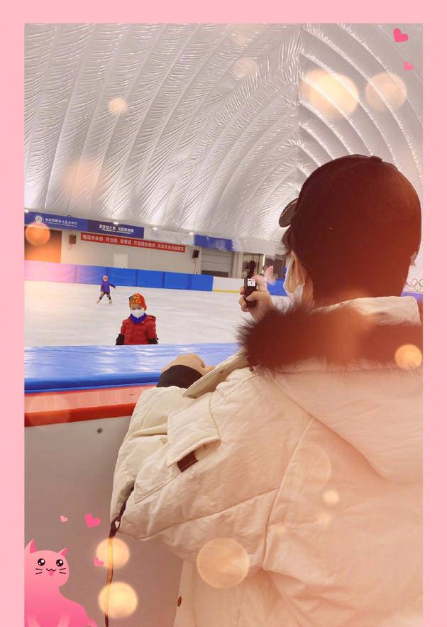 母爱爆棚！刘璇二胎孕晚期仍坚持给大儿子陪练