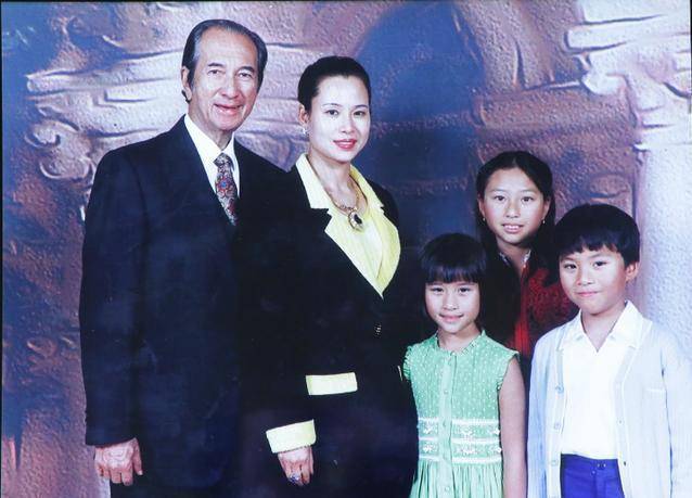 珠宝|赌王三太真疼女儿！送天价珠宝给何超莲撑场面，穿吊带裙颜值惊艳