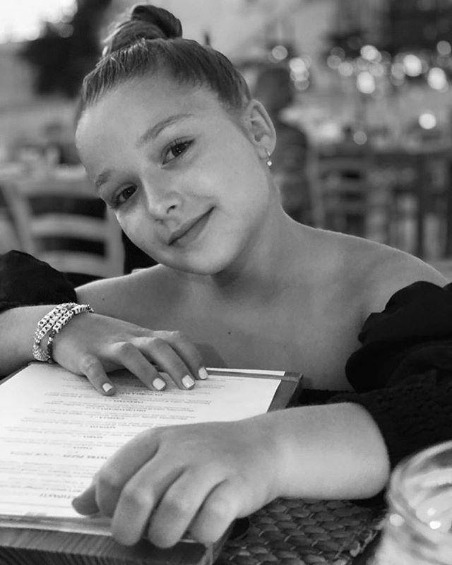 女儿|贝嫂没辙了！带女儿小七开辟中国市场，小七穿花裙胖嘟嘟来打Call