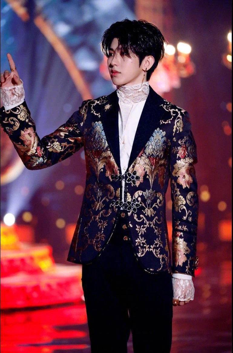 蔡徐坤|去性别化的蕾丝才是潮流！盘点小鲜肉们的蕾丝造型