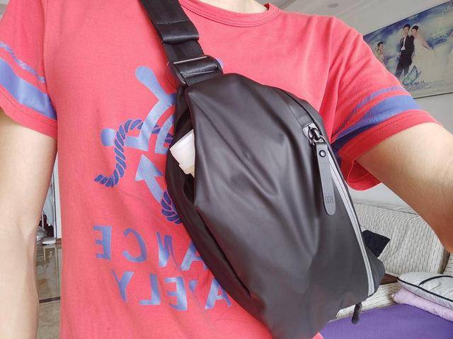 运动|小米多功能运动休闲胸包，这是一款能告别到处翻找物品的烦恼包包