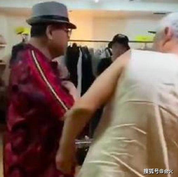 弟兄|原创赵本山与范伟久违同框，举止亲密像老弟兄，两人被传不和多年