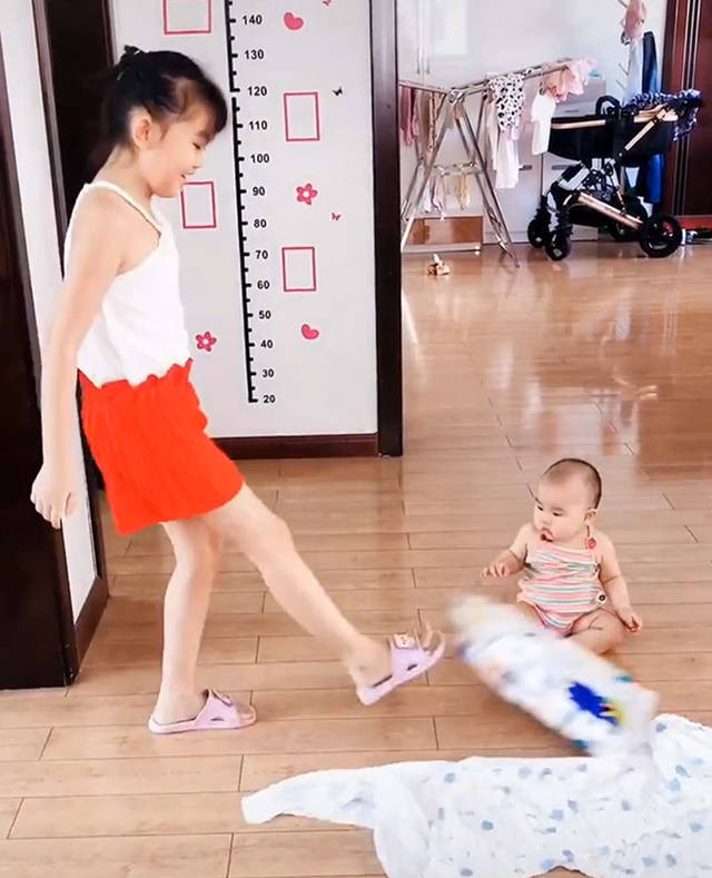 弟弟爬进姐姐房间干扰姐姐写作业，被姐姐“无情”驱赶，妈妈：自讨苦吃
