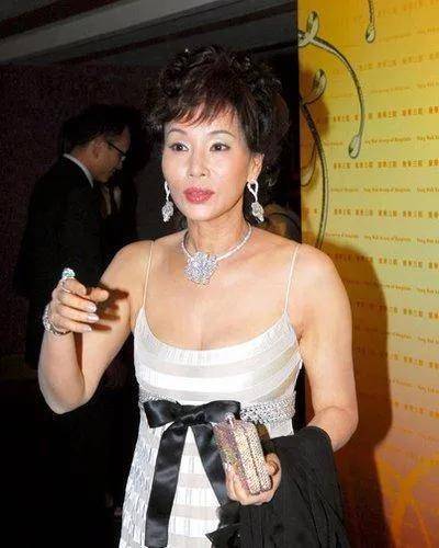 珠宝|赌王三太真疼女儿！送天价珠宝给何超莲撑场面，穿吊带裙颜值惊艳