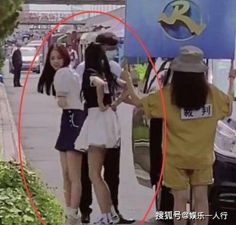 吴宣|欧阳娜娜吴宣仪街边互整裙摆，他人抓拍下，这才是女明星真实腿型