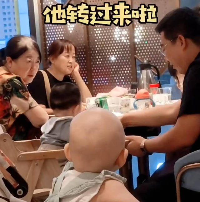 宝宝|想要主动“撩”一下反被吓尿，妈妈笑翻宝宝餐厅吃饭被邻桌小帅哥吸引
