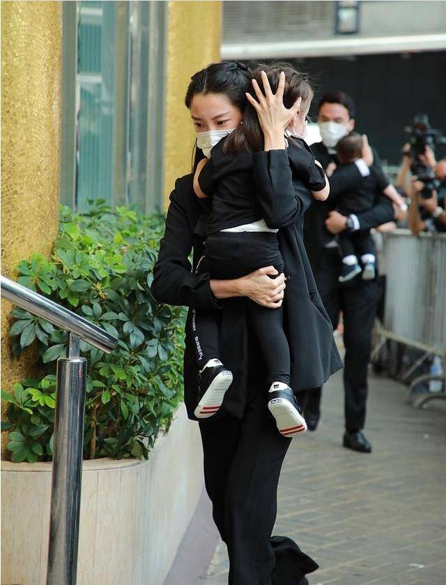 齐娇|齐娇穿T恤配裤装挤公交，昔日阔太气场全无，何猷启不心疼女儿吗