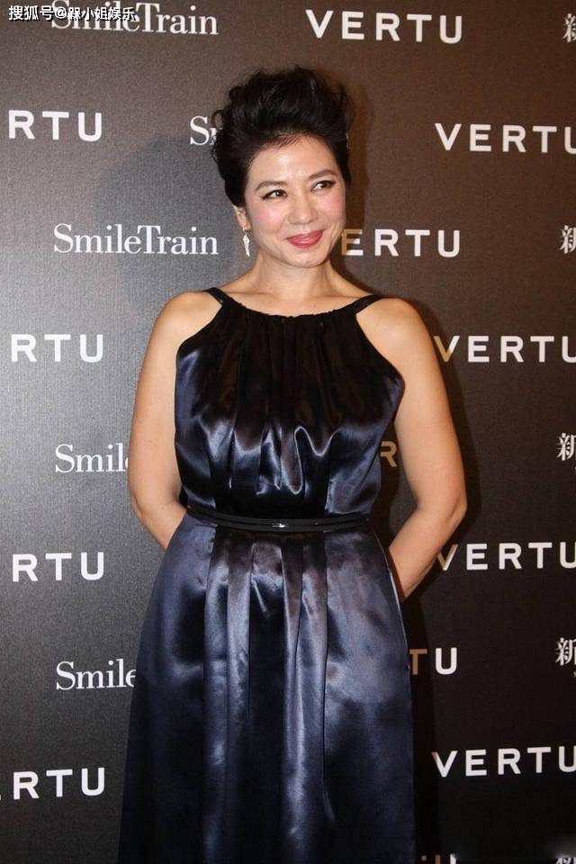 美得|60岁钟楚红“宝刀不老”，穿挂脖裙美得雍容华贵，就是看着有点壮