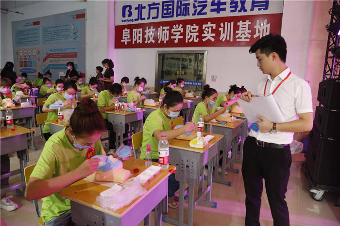 当天,由阜阳技师学院,市邮政管理局,市美容美发协会和市家电行业协会