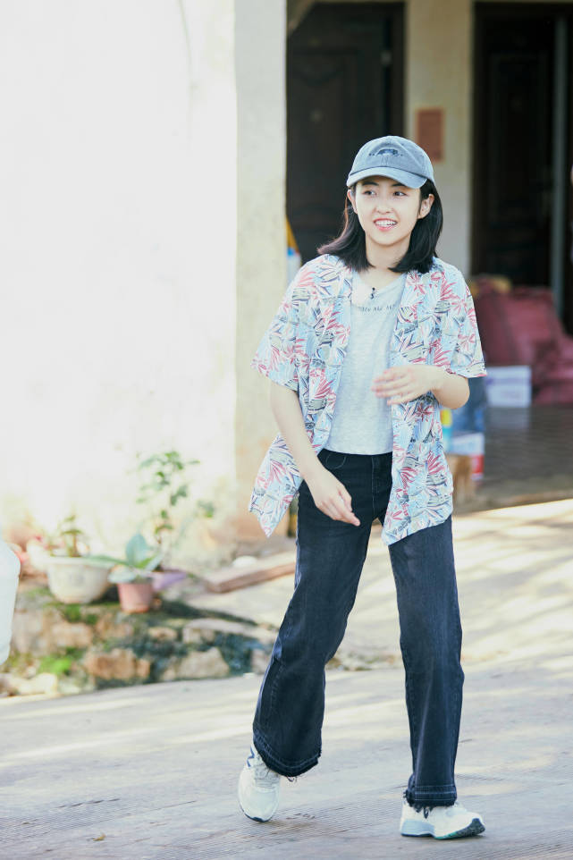 电影|原创张子枫新作品开机，和她合作更令人期待，但造型有点土