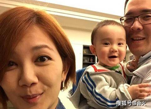 梁静茹离婚后与前夫首同框,跪地为父子俩拍照