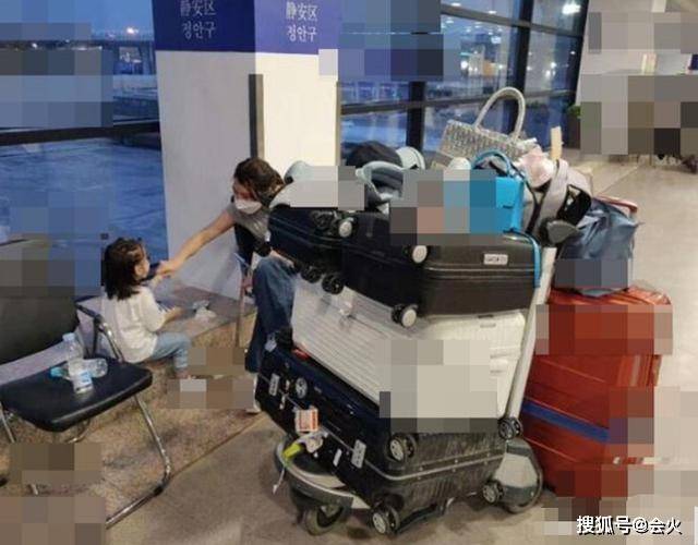 何猷启前妻落魄不堪?母女三人睡大巴狼狈似逃