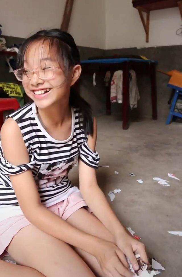 女儿暑假作业被狗子撕碎，“欣喜若狂”的模样让妈妈不淡定，网友笑翻