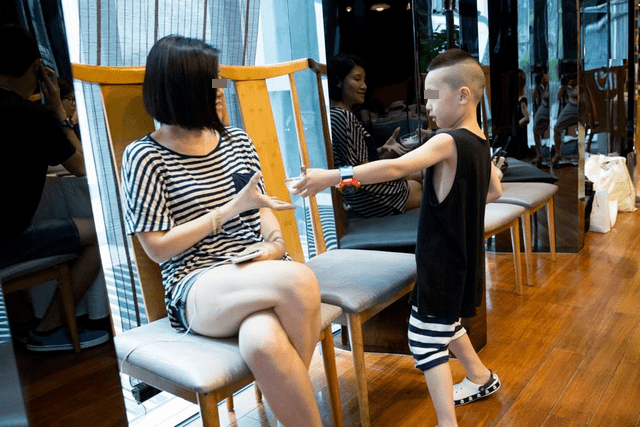 熊孩子扯断别人项链，得知价格不菲！宝妈：我只赔五百块钱