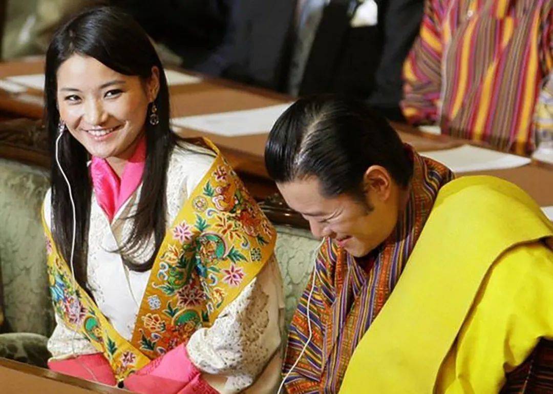原创30岁不丹王后阴晴不定刚和国王喜笑颜开交谈不一会就翻脸了