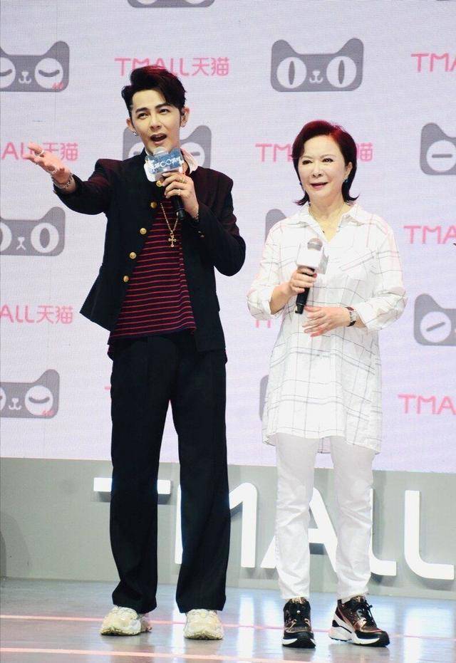 脸部|58岁蔡明现身活动，染红发打扮洋气，脸部浮肿认不出模样变化大