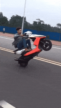 搞笑gif:就一个瓶子,还不肯给姐生气了