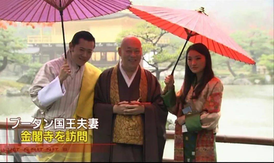 旺楚克|30岁不丹王后伞下撒娇，和国王抢着为客人撑伞，两伞碰撞情谊绵绵
