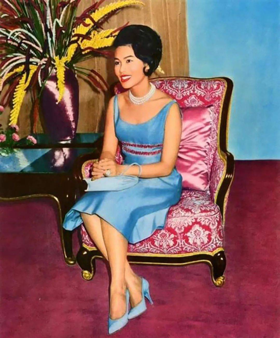 蓝色|68岁泰王霸气再现，为取悦老母亲诗丽吉，命民众8月全穿蓝色衣服