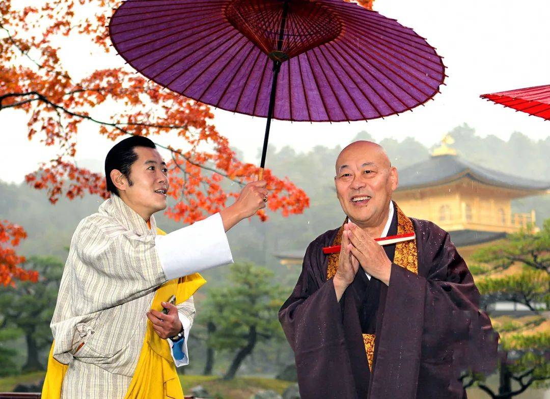 旺楚克|30岁不丹王后伞下撒娇，和国王抢着为客人撑伞，两伞碰撞情谊绵绵