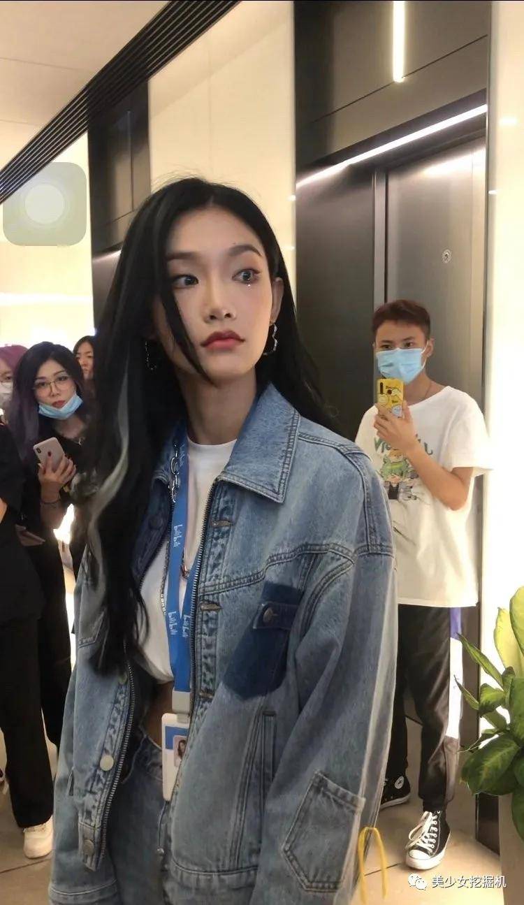 somi|上镜胖30斤被嘲，遭伴舞艳压的国民初C，靠千万直拍热辣身材翻身？