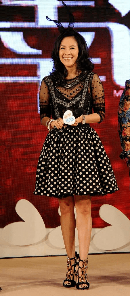 效果|章子怡这次真“大胆”,穿透视装配波点半身裙,蕾丝兔耳妩媚减龄