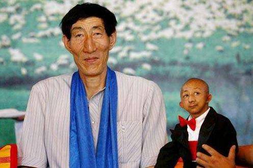 高人|56岁娶28岁娇妻，喜得一子后他现状如何？2米36中国第一高人