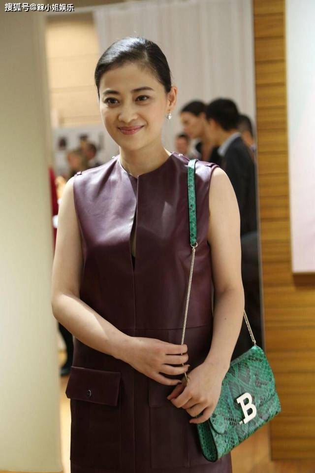 连衣裙|梅婷真够保守的，穿酒红皮裙中间开缝却不外露，端庄低调气质高级