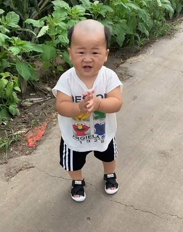 爸爸给宝宝理的发型太“成熟”,妈妈无语,网友:广坤,是你吗? 爸爸给宝宝理的发型太“成熟”,妈妈无语,网友:广坤,是你吗?