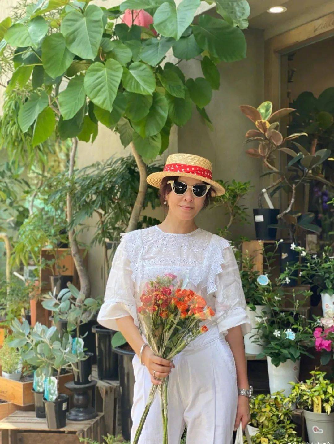 名媛|刘嘉玲现身富太名媛聚会,一瓶酒高达88万?54岁潇洒自如奢华优雅