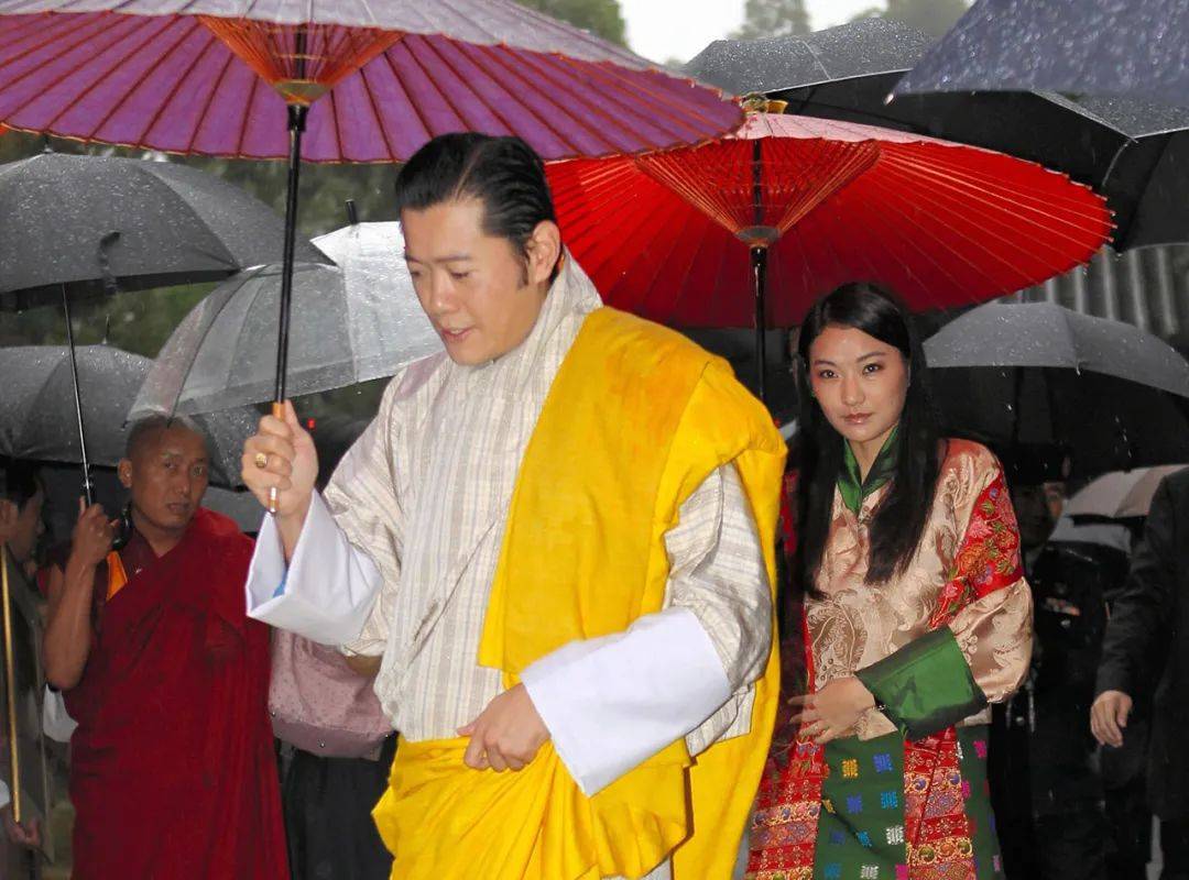 旺楚克|30岁不丹王后伞下撒娇，和国王抢着为客人撑伞，两伞碰撞情谊绵绵