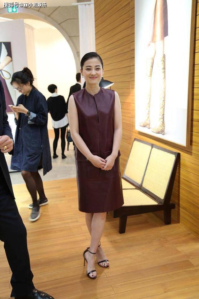 连衣裙|梅婷真够保守的，穿酒红皮裙中间开缝却不外露，端庄低调气质高级