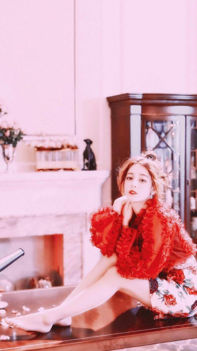 网友|迪丽热巴在时尚圈风生水起，拍广告间隙被网友拍到完美好身材，网友：太漂亮