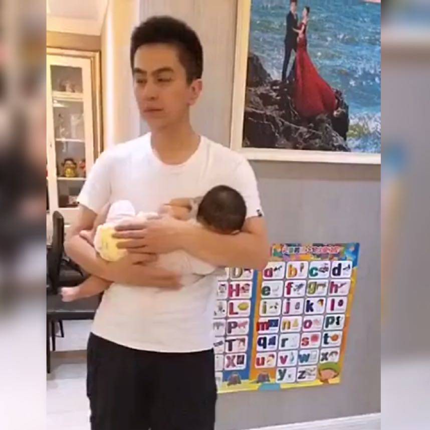 爸爸|爸爸一句话吓得娃扭头开始“装睡”，妈妈看后笑翻了萌娃不睡觉