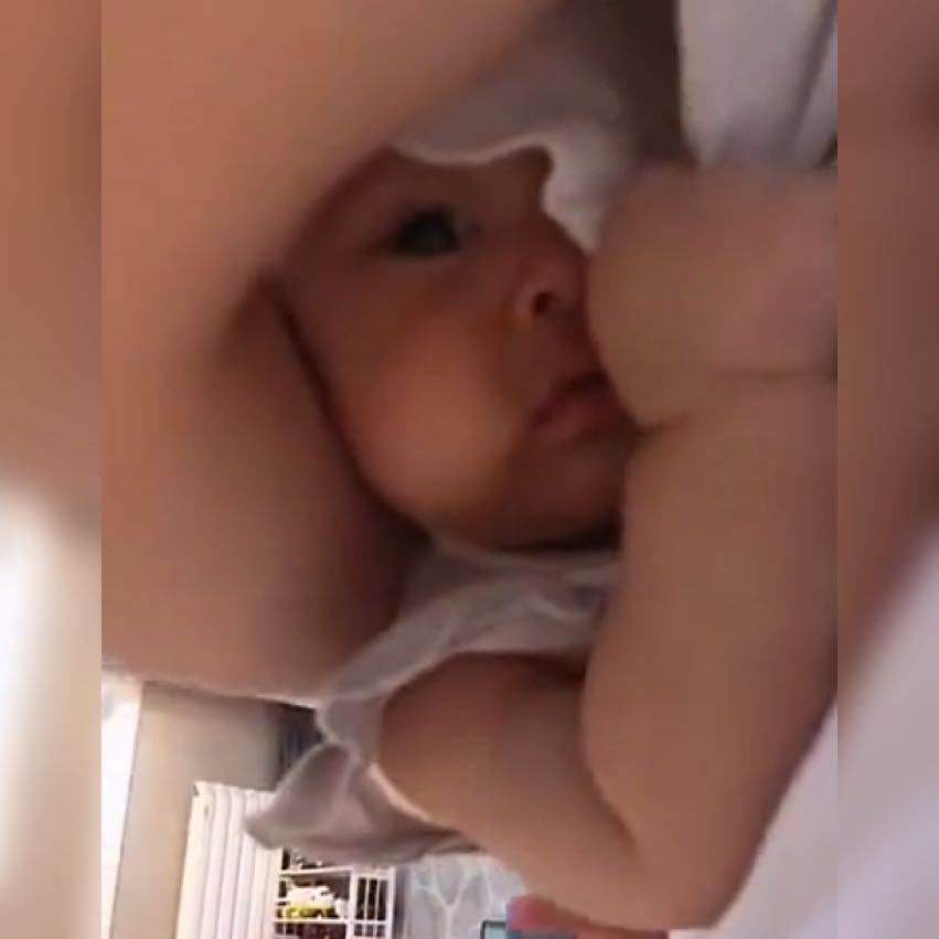 爸爸|爸爸一句话吓得娃扭头开始“装睡”，妈妈看后笑翻了萌娃不睡觉