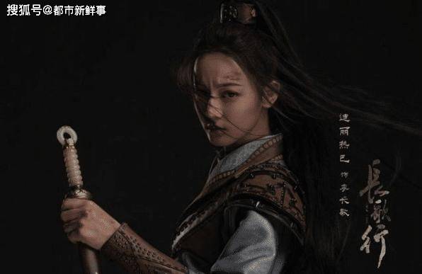 视频|迪丽热巴高开叉长裙:亮相2020腾讯视频年度发布会——女王范十足!