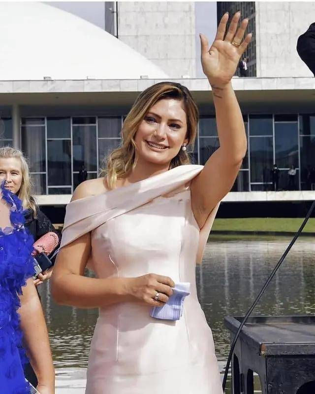 吉特|贫民窟时髦女孩，离婚嫁大27岁总统，确诊的巴西第一夫人可不简单