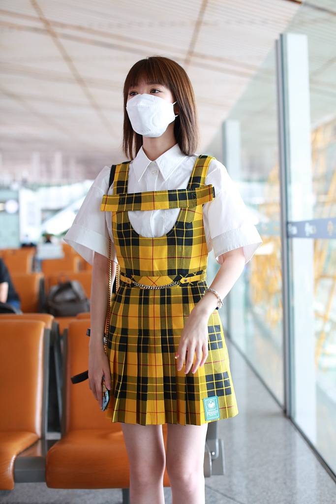 "钟晓芹"毛晓彤穿短裙秀美腿 撩发甜美似学妹