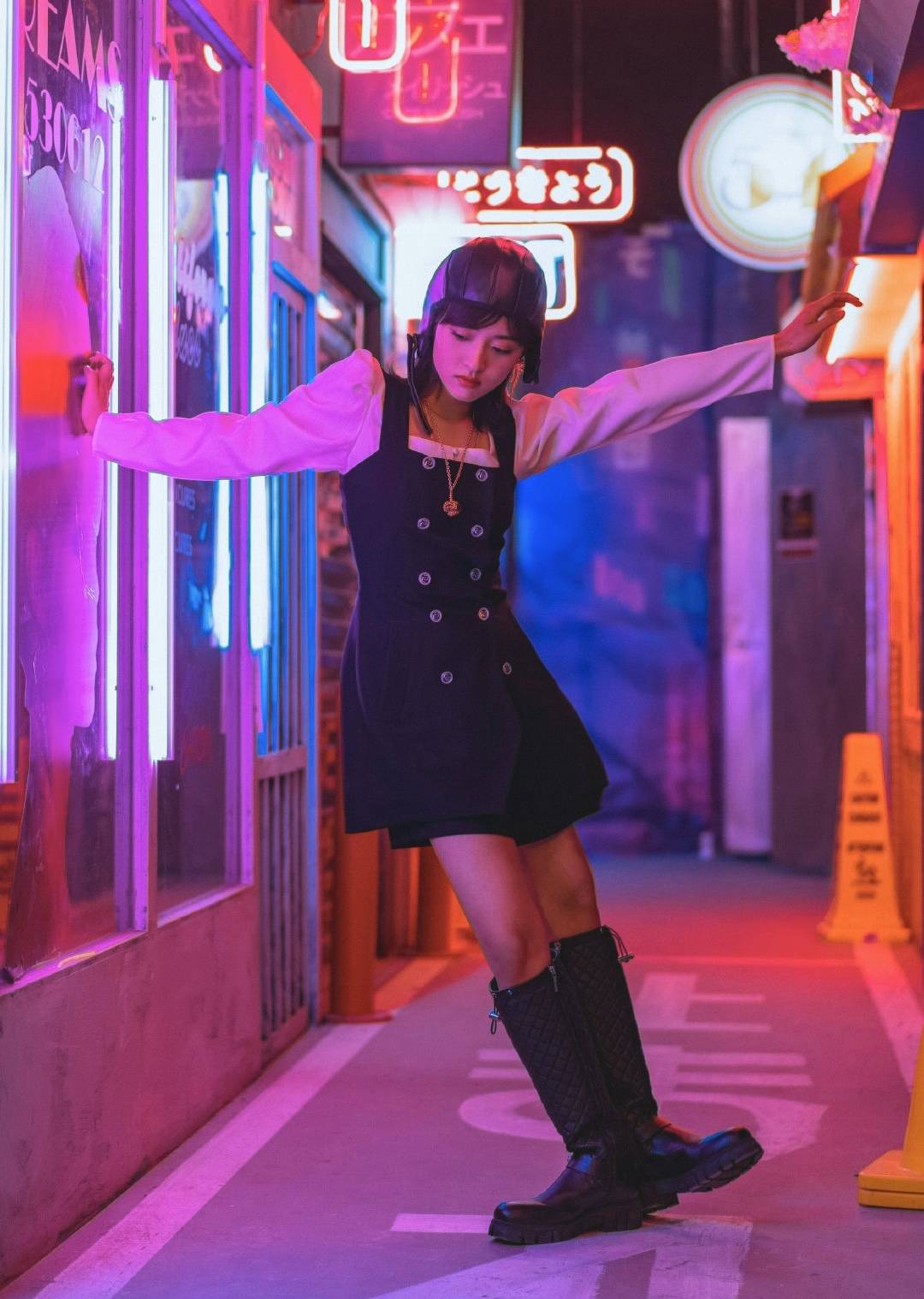 静态|沈月太适合做模特了！静态照片真的美，穿背带裙配衬衫营造可爱风