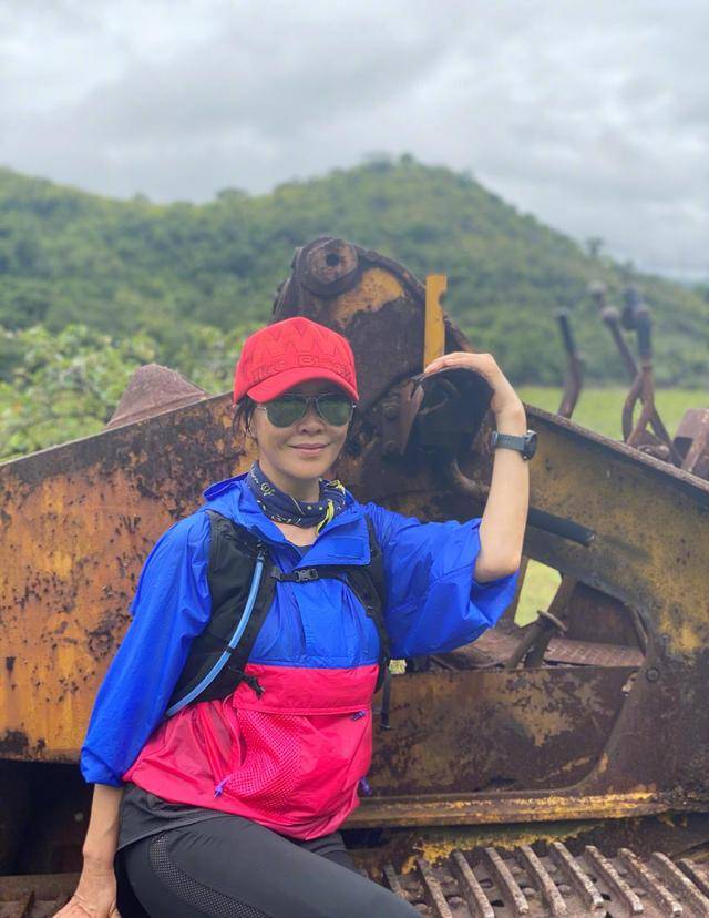 54岁刘嘉玲外出度假，冒大雨站挖掘机上热舞，掌