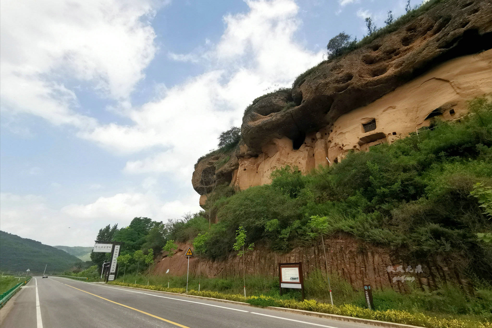 旬邑(|旬邑三水河两岸悬崖峭壁上,一个个精致崖居让人震撼