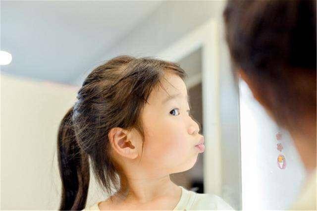 义卖|14岁李嫣和朋友摆摊义卖,穿着打扮引争议,承认她的优秀那么难吗