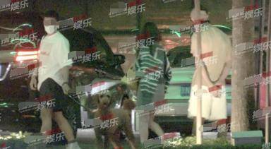 杜江霍思燕深夜聚会，夫妻俩背同款情侣包，价