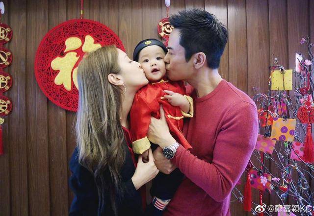 51岁郑嘉颖二胎得子，一家四口合照曝光，小22岁
