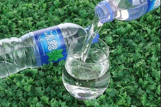 包装|最“寒酸”的瓶装水品牌,被普通人＂嫌弃＂,每年的销量却高达几十亿