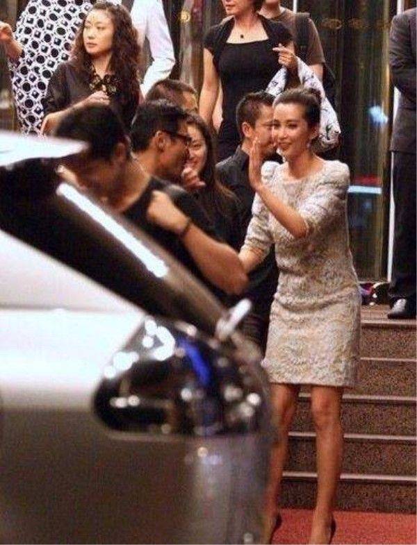 吐槽|李冰冰未修图才被吐槽老,素颜走机场就这么白嫩?也不怕打脸!