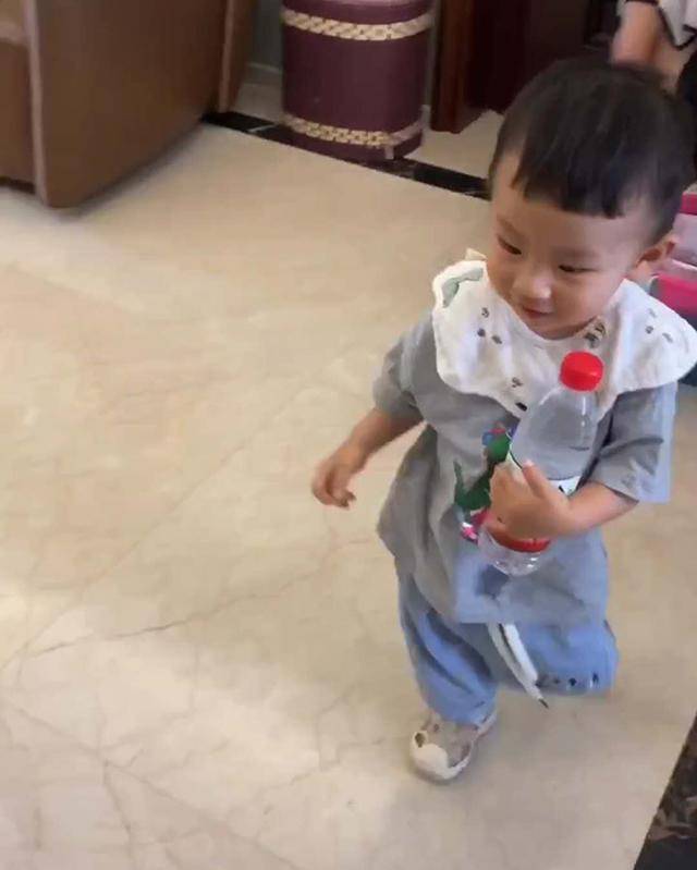 姐姐去上补习班,弟弟偷偷“掉包”姐姐的矿泉水,妈妈:离挨揍不远了 姐姐去上补习班,弟弟偷偷“掉包”姐姐的矿泉水,妈妈:离挨揍不远了