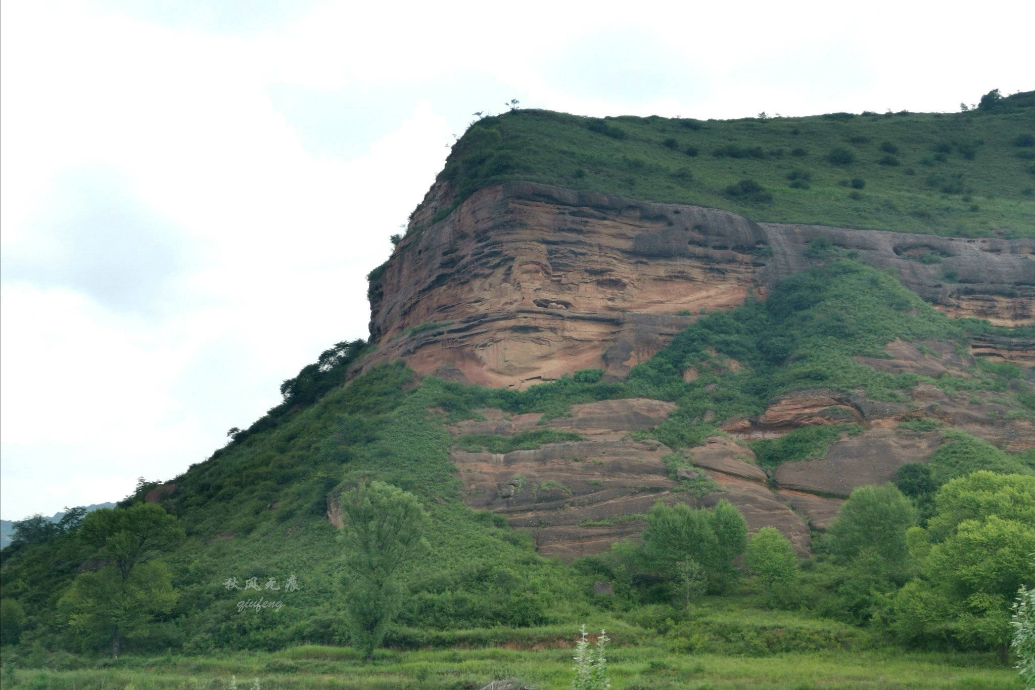 旬邑(|旬邑三水河两岸悬崖峭壁上，一个个精致崖居让人震撼